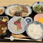 Shikinogochisouya Nagomi - 今週の日替り定食は黒毛和牛の肉どうふとお刺身
                        卵が付いてるの最高過ぎますね…すき焼きの味わい(^^)
                        ラストはこっそりとセルフ牛丼にして食べました♫