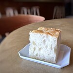 L&L DAIRY - 自家製フォカッチャは温めて出されるので美味しい。追加可能。