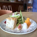 L&L DAIRY - ◆メインプレート・・レタスを中心としたお野菜がたっぷり。キャロットラペや果物とフォッカチャ添え。