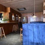 L&L DAIRY - 店内はカウンター席とラウンドソファ席があり、洒落た雰囲気。