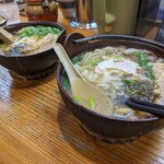 葉隠うどん - 奥が普通サイズ