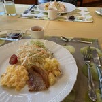 House Of Karuizawa - 早餐（自制培根、沙拉、炒蛋、自制吐司、手工果酱、咖啡、自制柑橘酱淋在酸奶上）