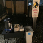 観光荘 - 熱い中待つ人のために飲み物が用意されていました