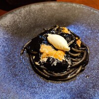 フィーコディンディア - イカ墨のスパゲティ 生ウニとリコッタチーズ