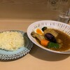 スープカレー syukur  - 【骨付きチキンと野菜のスープカレー　大辛　】1,250円 ﾗｲｽ普通盛り