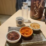 日本酒原価酒蔵 - 珍味3種盛り（ホタルイカの沖漬け、えんがわユッケ、梅水晶）
