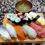 Kaitenzushi Isshin - 得々ランチ　日替り寿司9種　魚屋の旨い汁物　836円