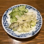 竹屋 - キュウリとキャベツのお漬物も浅漬けでさっぱりと食べやすく名脇役！