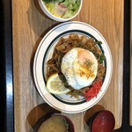 キッチン あずま - 本日の日替り（サラダ、コーヒー付き）
      　あずまの焼きビーフン　1,000円