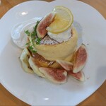 たまごとこなと - フルーツと一緒に食べるパンケーキも魅力