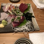 炭焼笑店 ゴジュウマル - 刺盛り マグロ、かつお、カンパチ、あいなめ、黒鯛？
