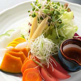 We recommend the seasonal vegetables delivered directly from Onishi Farm and the flavorful tororo pork.