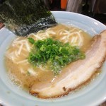 横須賀家 - 家系こってりラーメン太麺（夜）
