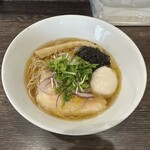 Otaku Ga Tsukuru Ramen Ha Isekai De Mo Tsuuyou Suru Rashii - 清湯ラーメン
                        いいかほり
                        スープには香味油が浮いてます
                        