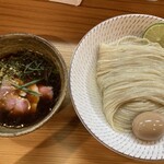 つけそば 神宮寺 - 美し〜い！汁の底に、細め硬めのメンマが沈んでます！