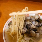 麺‘s ダイニング トタン屋 - 2023年10月　麵持ち上げ