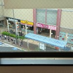 たまごとこなと - 窓の外には向かいのイオンのビルが見えます。