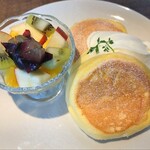 たまごとこなと - 本日のフルーツ ジュレと共に(プレーンパンケーキ)