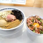 Chuukasoba Ichimuan - 味卵煮干し鶏そばとシャリアピンソースの肉ご飯