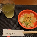 Suteki Senda - 冷たいお茶とおしぼりでお出迎え。自家製ドレッシングのサラダ。