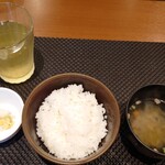 Suteki Senda - お新香、ごはん、お野菜の彩り美しい牛すじスープ。