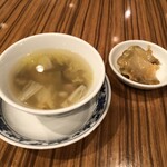 重慶飯店 - 干し海老とあさりのスープ、ザーサイ