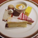 焼津グランドホテル - 夕食のデザートの一部ですｗ　コレだけいただくと、さすがに体重が増えました　（爆　（＾ω＾）
