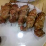 里葉亭 - 特筆メニューの皮。皮に見えないボリュームとジューシーさ。