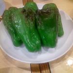 里葉亭 - 特筆メニューその２。ピーマンの丸焼き。青臭くなく、中にジューシーなエキスが。
