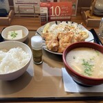 やよい軒 - 今日のランチは『から揚げ定食』味噌汁から豚汁に変更。