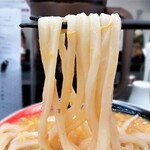 極楽うどん TKU - 冷やし鶏卵カレーうどん　麺リフト