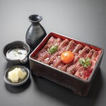 特制牛肉榻榻米牛排肉质厚重<Hitsumabushi tailored>。