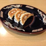 燃えろドラゴン - 焼餃子三個は来店サーヴィスで供されました。