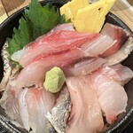 島の味処 平戸こんね - 今日の海鮮丼(天然真鯛・天然ヒラマサ・真鯵・しめ鯖・夏香鯛・石垣鯛・ヒメジ)全て長崎平戸直送なのでコリコリぷりぷり美味。酢飯も平戸産の甘いお米。関東人には柔らかめに感じるかも。