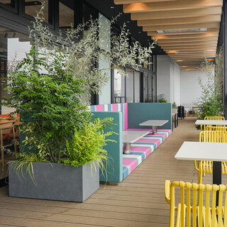 On sunny days, enjoy the open terrace seating. Stroller entry OK◎