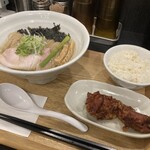 サッポロ ラーメン ハチ - 