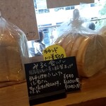 エコモ ベーカリー ヨコハマ モトマチ - ミルク食パン②種。味は同じで食パンとラウンド型