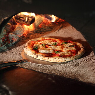 The piping hot pizza baked in a stone oven is exquisite! Dessert pizza also ◎