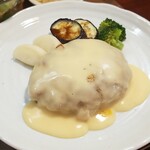 キッチン ブルー グローブ - 牛挽肉と里芋のハンバーグのアップ