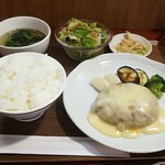 キッチン ブルー グローブ - 牛挽肉と里芋のハンバーグ　クアトロフォルマッジョソース