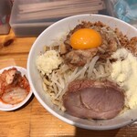 ラーメン 徹 - 「汁なし」（300g、1,050圓）
                                「粉チーズ」（100圓）
                                「キムチ」（100圓）
                                コールは「ニンニク少なめ、脂」。