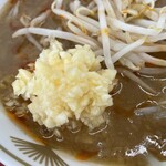 ラーメン もっけだの - 『青唐味噌つけ麺ニンニク野菜マシマシ+ネギ』のニンニク