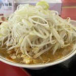 ラーメン もっけだの - 『青唐味噌つけ麺ニンニク野菜マシマシ+ネギ』のつけ汁丼+マシマシ野菜+ネギ