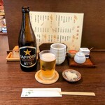 長岡屋 - 卓上メニューには書いてませんが、瓶ビールありますよ。お新香付き。