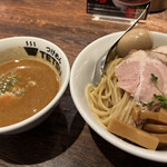 つけめんTETSU 壱の木戸 - 特製つけ麺　大盛り　1250円　大盛りにするとスープはギリギリ