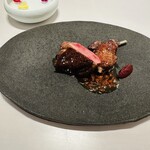 レミニセンス - ・小鳩
      葛原シェフスペシャリテのひとつ 。もも肉、胸肉、砂肝、心臓を お肉の出汁を煮詰めて作ったソースで。
      フィンガーボールを提供されますので、手に持って頂きました