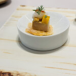 レミニセンス - フォアグラのテリーヌ 
      フォアグラのテリーヌの下には板状のジャガイモのフリット、上部のフェンネルが風に靡いているよう。
       70秒の白い砂が入った砂時計と共に お料理は提供されます。