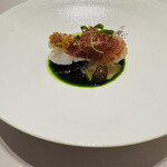 レミニセンス - 甘鯛　サスエ 神戸牛の生ハム 浅利 
      絶妙な焼き加減の静岡県焼津サスエ前田から仕入れた甘鯛、上には超薄切り神戸牛の生ハム、美しいグリーンのシブレットソースでいただきます。