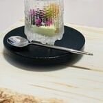 レミニセンス - ・キャビア　枝豆
      枝豆のムースの上にキャビアがトッピングされ、穂紫蘇が彩りを添えています。