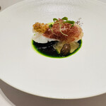 レミニセンス - 甘鯛　サスエ 神戸牛の生ハム 浅利 
      絶妙な焼き加減の静岡県焼津サスエ前田から仕入れた甘鯛、上には超薄切り神戸牛の生ハム、美しいグリーンのソースでいただきます♪